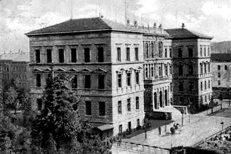 Alte Postkarte mit Schulgebäude