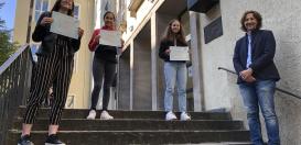 Von links nach rechts: Rebecca Flüshöh (EF), Cathleen Cataluna Ribeiro (Q1), Kira Keune (EF) und Schulleiter Arne Hennemann, der die Zertifikate überreichte.