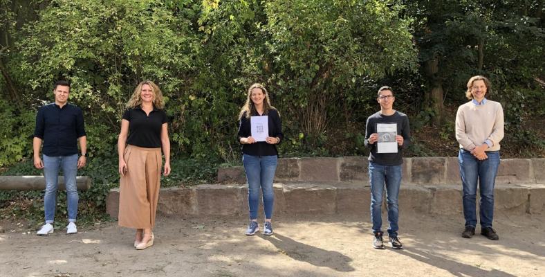 Von links nach rechts: Informatiklehrer Stephan Osebold, MINT-Koordinatorin Sandra Spaller, Preisträgerin Natalie Beres, Preisträger Enrico Schwippert, Schulleiter Arne Hennemann